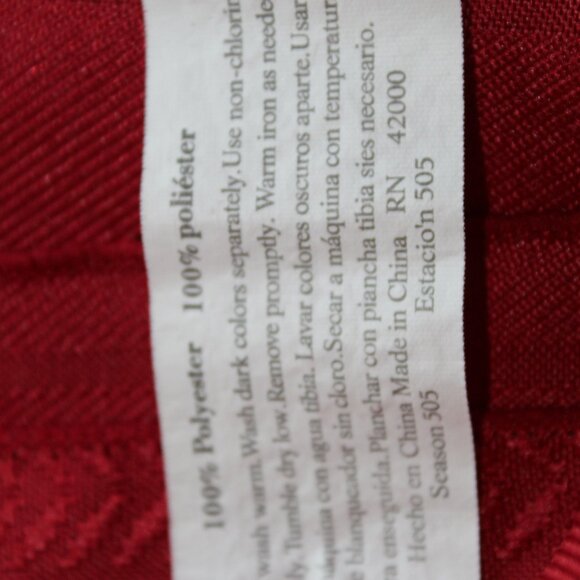 Holiday Table Linen Set Red Laura Tablecloth With 2 Red 2 Green Place Mats - Picture 7 of 13